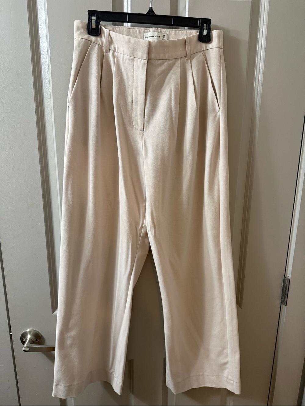 Abercrombie & Fitch Wide-Leg Pleated Trousers in Light Beige - Picture 2 of 4